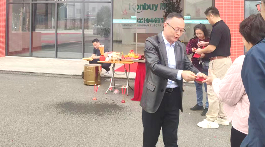 開工好兆頭！金環(huán)電器為全體員工發(fā)放紅包福利！