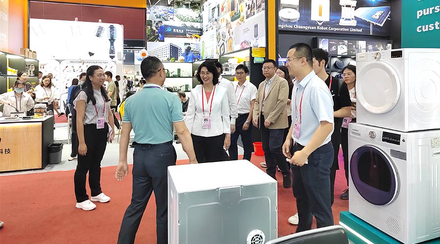 廣交會(huì)迎來(lái)大咖！江門(mén)市市長(zhǎng)親臨金環(huán)電器展位參觀(guān)交流