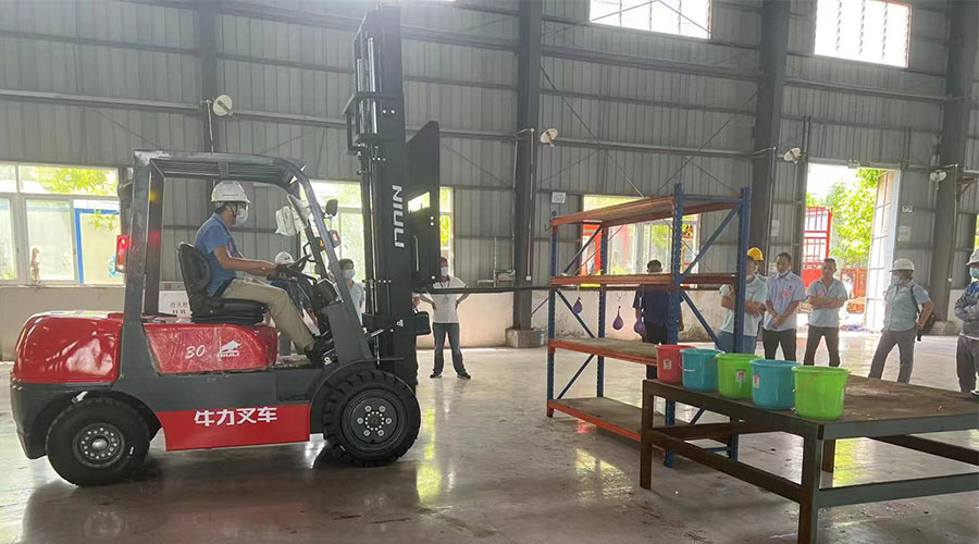 比技能 展風采！金環(huán)電器參與鶴城鎮(zhèn)第二屆企業(yè)職工叉車技能競賽