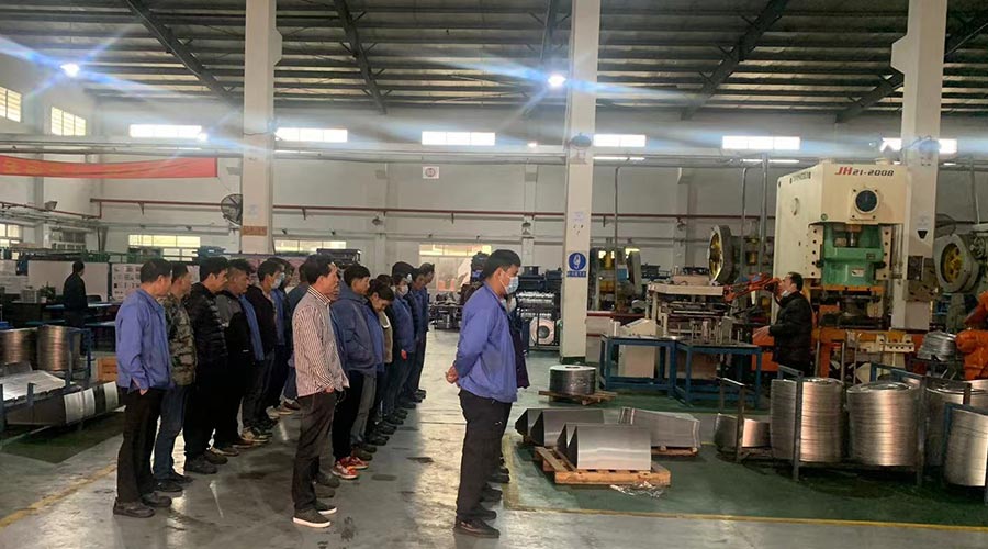 意氣奮發(fā)！金環(huán)電器沖壓車間組織人員開展例行早會(huì)